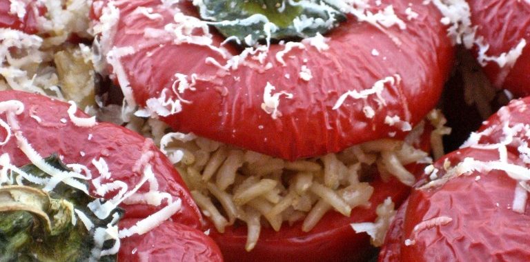 Peperoni (papacelle) ripieni di riso rosso